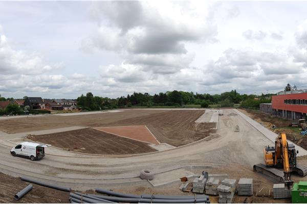 Aanleg kunststof atletiekpiste in PU, natuurgras voetbalveld en omgevingswerken - Sportinfrabouw NV